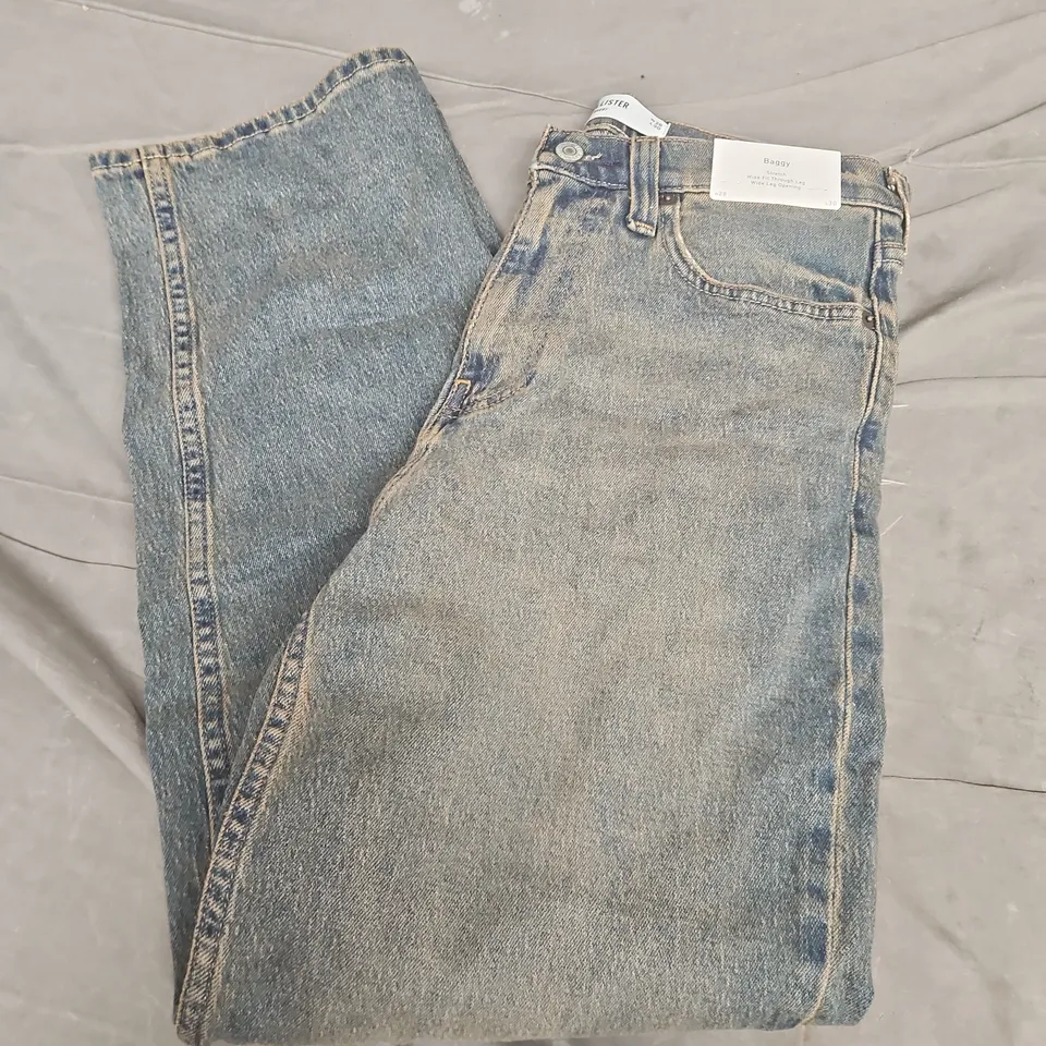 HOLLISTER BAGGY STRETCH JEANS IN WASHED BLUE - 28/30