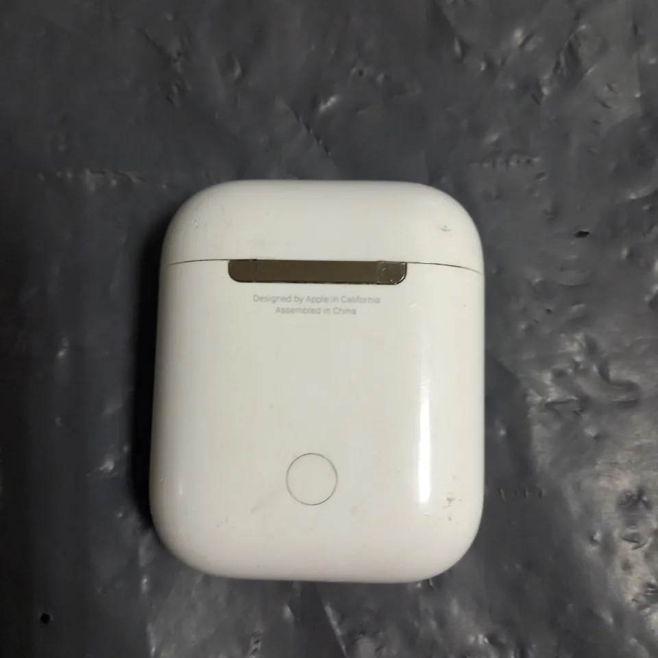 PAIR OF APPLE AIRPODS 2ND GEN IN WHITE