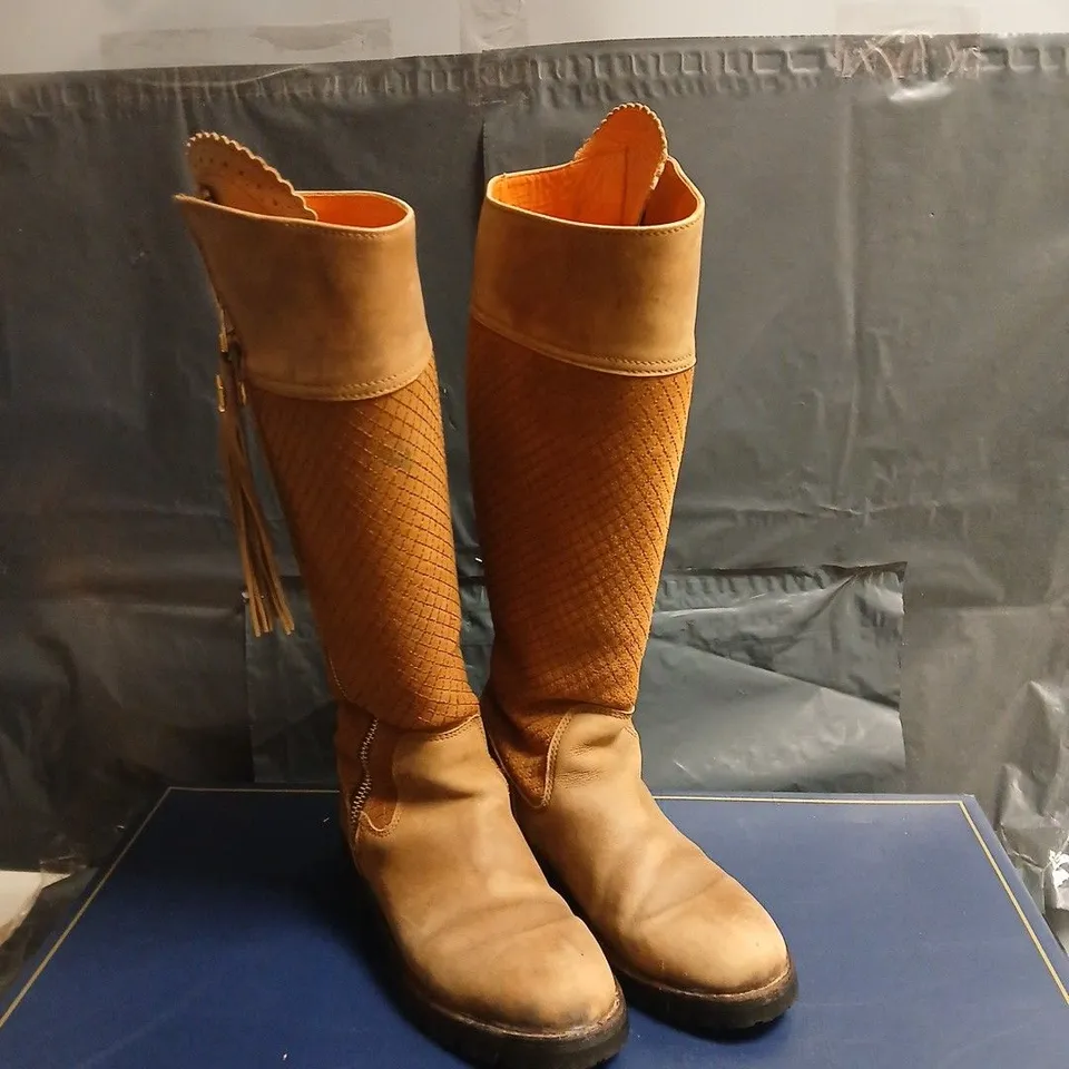 FAIRFAX AND FAVOR ENGLAND WOMEN'S KNEE-HIGH TAN LEATHER BOOTS WITH TEXTURED SHAFT, ZIP AND TASSEL DETAIL SIZE 7