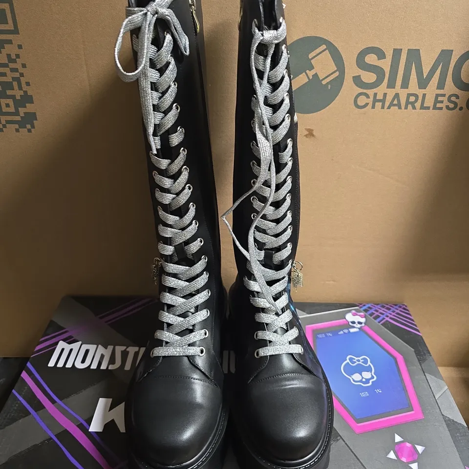BOXED PAIR OF FRANKIE STEIN FIRECRACKER LONG PLATFORM BOOTS – BLACK - UK SIZE 9