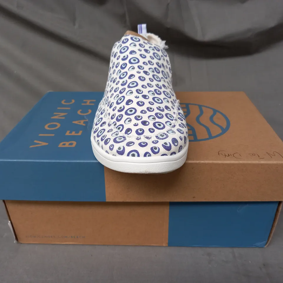 BOXED PAIR OF VIONIC BEACH MALIBU SHOES IN MARSHMALLOW SIZE 6.5