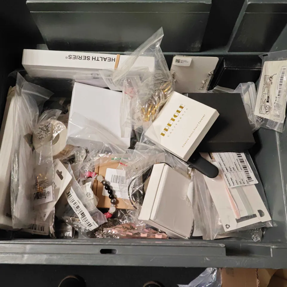 LOT OF ASSORTED JEWELLERY AND WATCH ITEMS TO INCLUDE RINGS, NECKLACES AND CHARMS