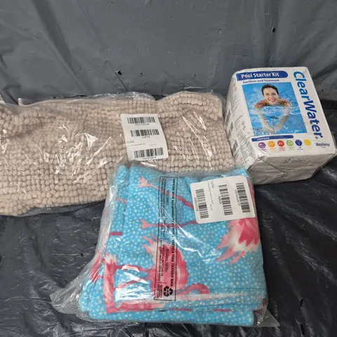 APPROXIMATELY 8 ASSORTED ITEMS TO INCLUDE FLAMINGO BEACH TOWEL, CLEAR WATER POOL STARTER KIT, BOBBLE BATH MAT, ETC - COLLECTION ONLY
