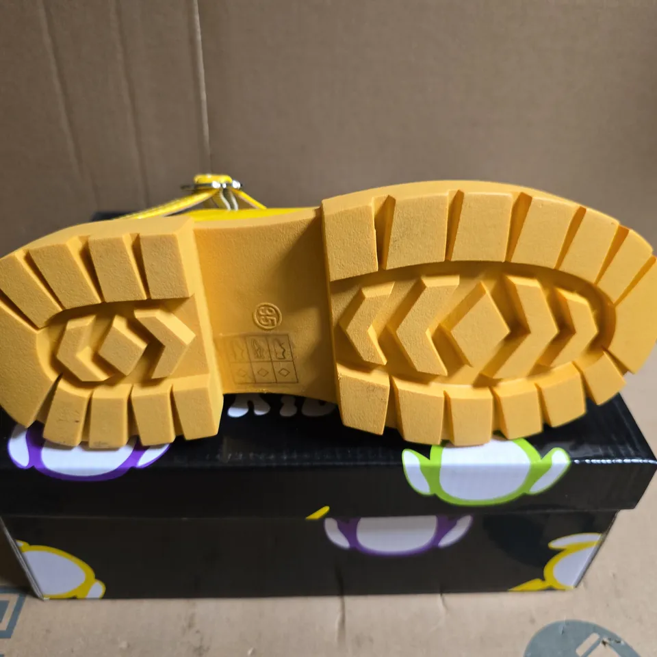 BOXED PAIR OF KOI LA LA TELETUBBIES KIDZ MARY JANES - UK SIZE 3