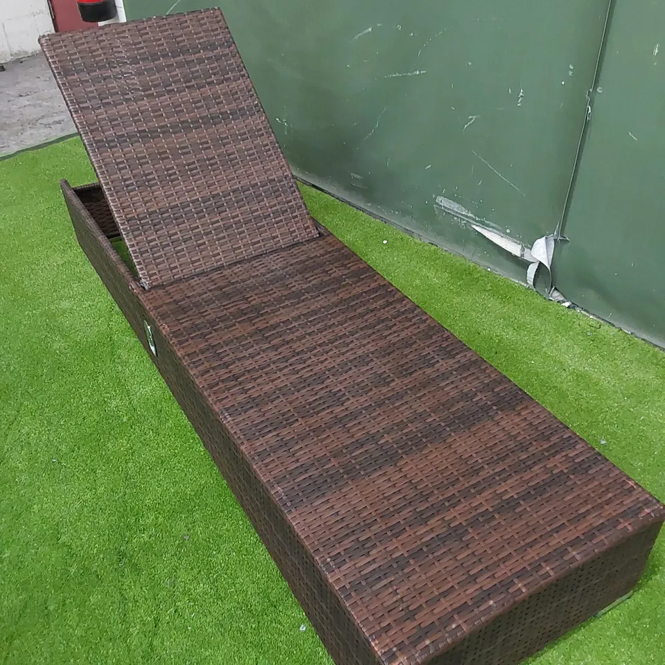 DESIGNER MANUAL ADJUSTABLE SUNLOUNGER IN CHOCOLATE MIX RATTAN