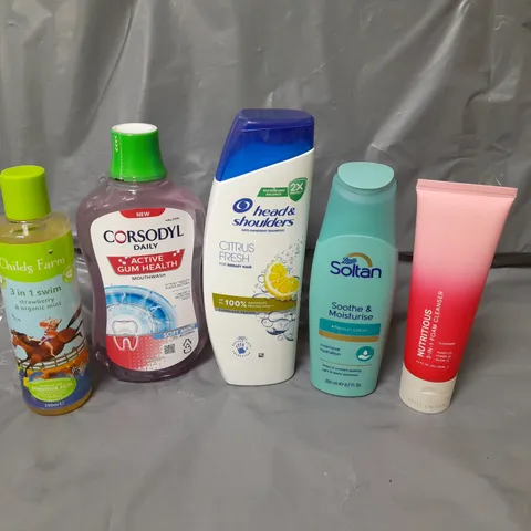 APPROXIMATELY 20 ASSORTED COSMETICS PRODUCTS TO INCLUDE - HEAD & SHOULDERS SHAMPOO - SOLTAN AFTER CARE LOTION SPF 30 - CORSODYL MOUTHWASH - ETC