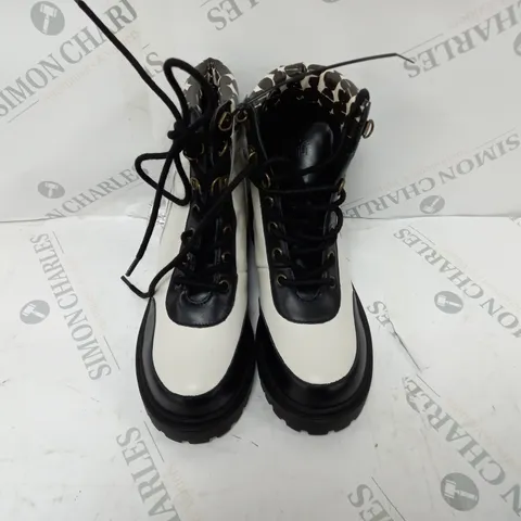 PAIR OF BEN DE LISI HIKER BOOTS OFF-WHITE SIZE 4