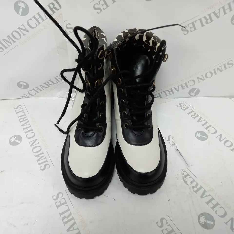 PAIR OF BEN DE LISI HIKER BOOTS OFF-WHITE SIZE 4