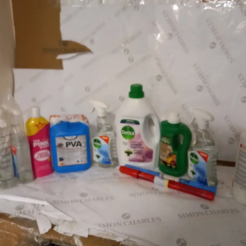 BOX OF APPROXIMATELY 13 CLEANING PRODUCTS TO INCLUDE DETTOL LAUNDRY SANITISER, ANITIFREEZE, DETTOL SURFACE CLEANSER, ETC