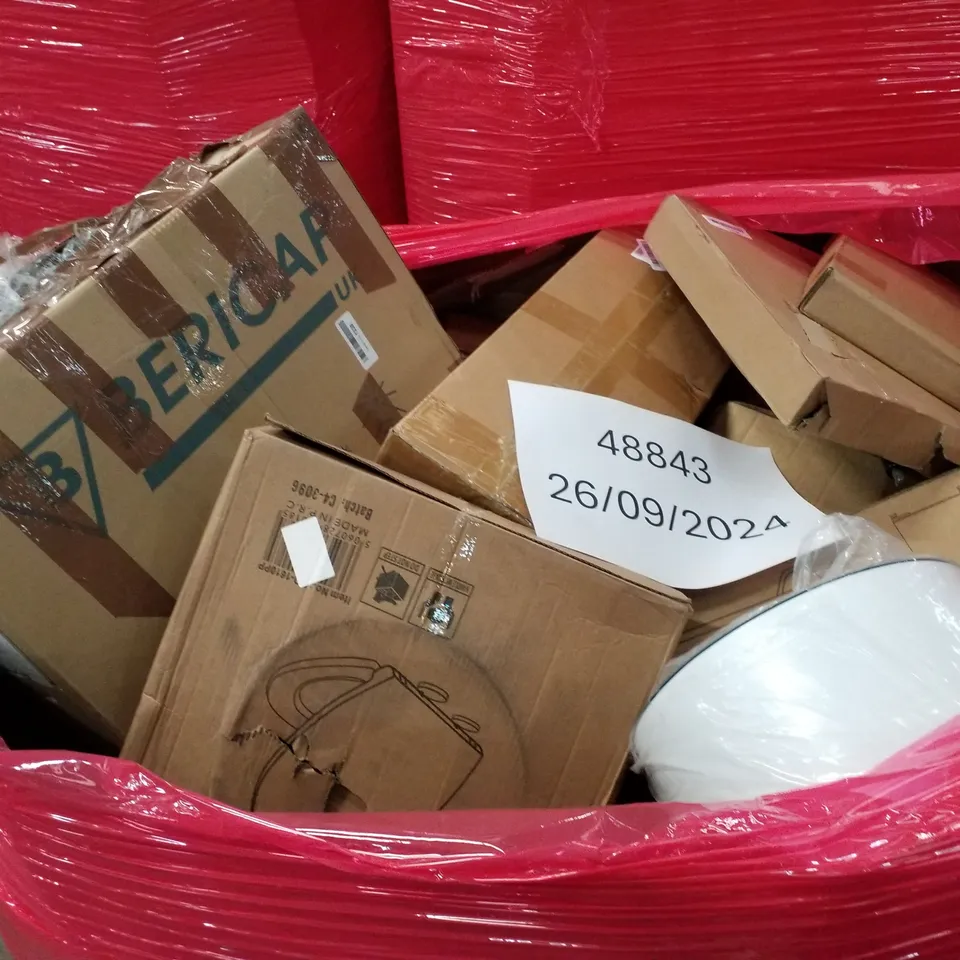 PALLET OF ASSORTED PRODUCTS INCLUDING WALL CLOCK, TOILET SEAT, SUITCASE, TOWEL RAIL, TREE HOME DECOR