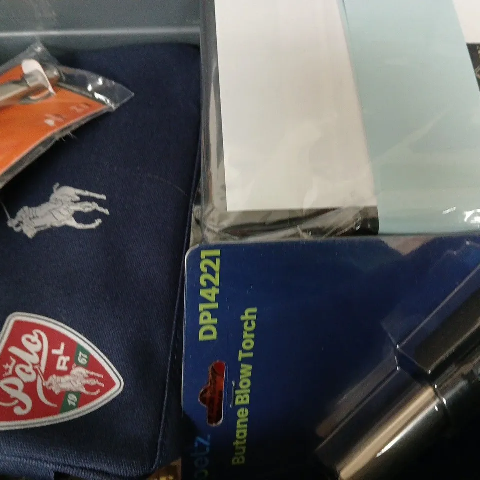 APPROXIMATELY 10 ASSORTED ITEMS TO INCLUDE - KARRIMOR HANDHLED BOTTLE , POCKET TROWEL , PAINT MARKERS ETC