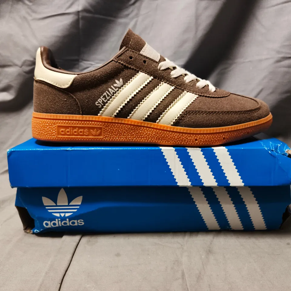 BOXED PAIR OF ADIDAS HANDBALL SPEZIAL SHOES IN DARK TAUPE/WHITE SIZE UK 6.5