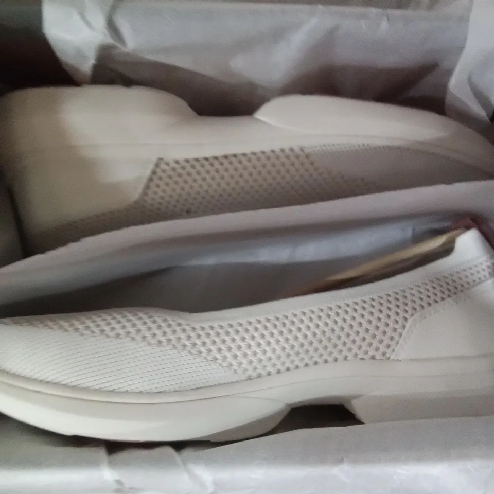 BOX CONTAINING 6 PAIRS OF VIONIC SHOES INCLUDING 4 × KALLIE BALRNA MARSHMALLOW SIZE 9, 2 × KALLIE BALRNA BLACK SIZE 7.5& SIZE 8