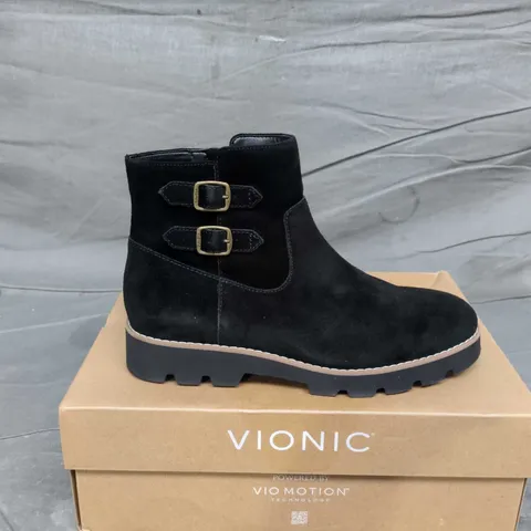 VIONIC CHARM CARISSA BOOT – BLACK SUEDE, UK 5 (WOMEN)