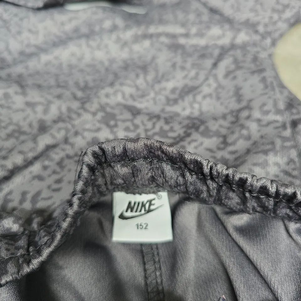 NIKE SPORTSWEAR T‑SHIRT & SHORTS SET, CHARCOAL GREY, YOUTH UK 12-13 (EU 152)