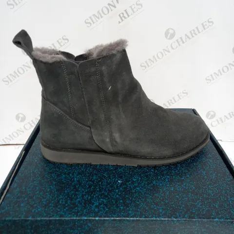BOXED EMU PANU BOOTS, DARK GREY - SIZE 7