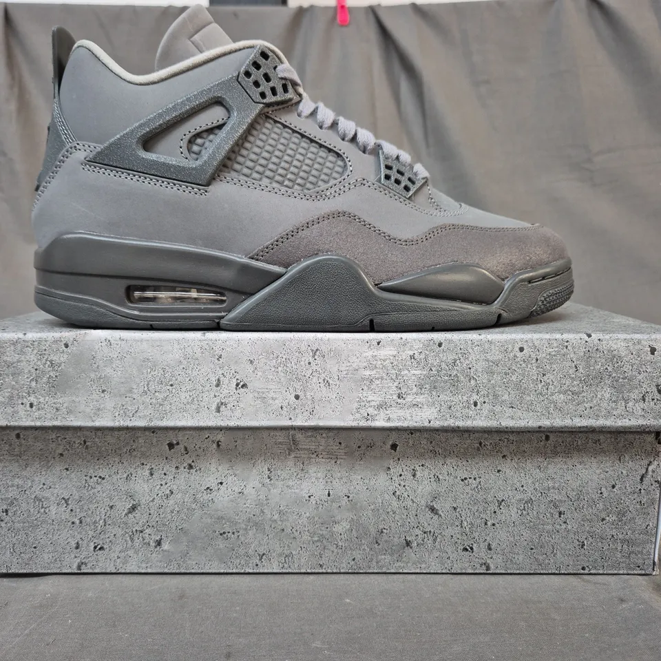 BOXED PAIR OF NIKE AIR JORDAN 4 RETRO SHOES IN GREY UK SIZE 8