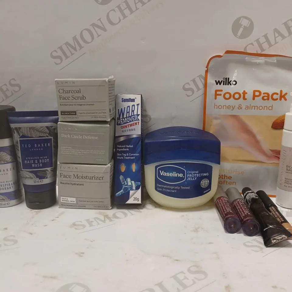 LOT OF APPROX 12 ASSORTED BEAUTY PRODUCTS TO INCLUDE TED BAKER DEODORANT, LUMIN CHARCOAL FACE SCRUB, REDKEN TREATMENT, ETC