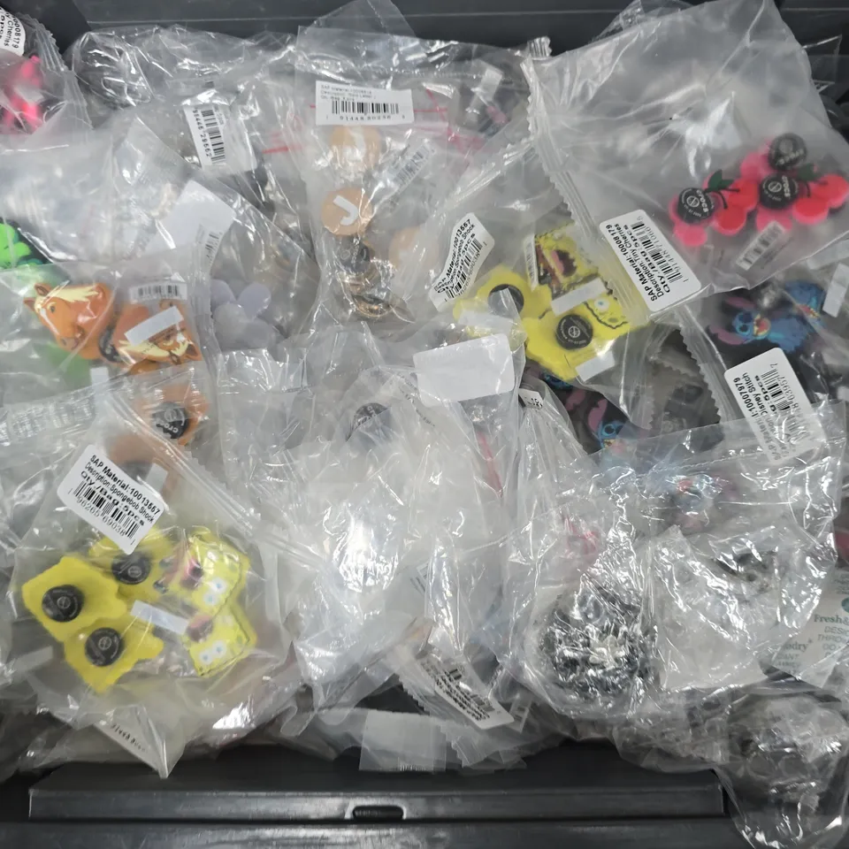 LARGE QUANTITY OF ASSORTED JIBBITZ CROC CHARMS TO INCLUDE PAW PATROL, SUPER MARIO, SPONGEBOB, ETC
