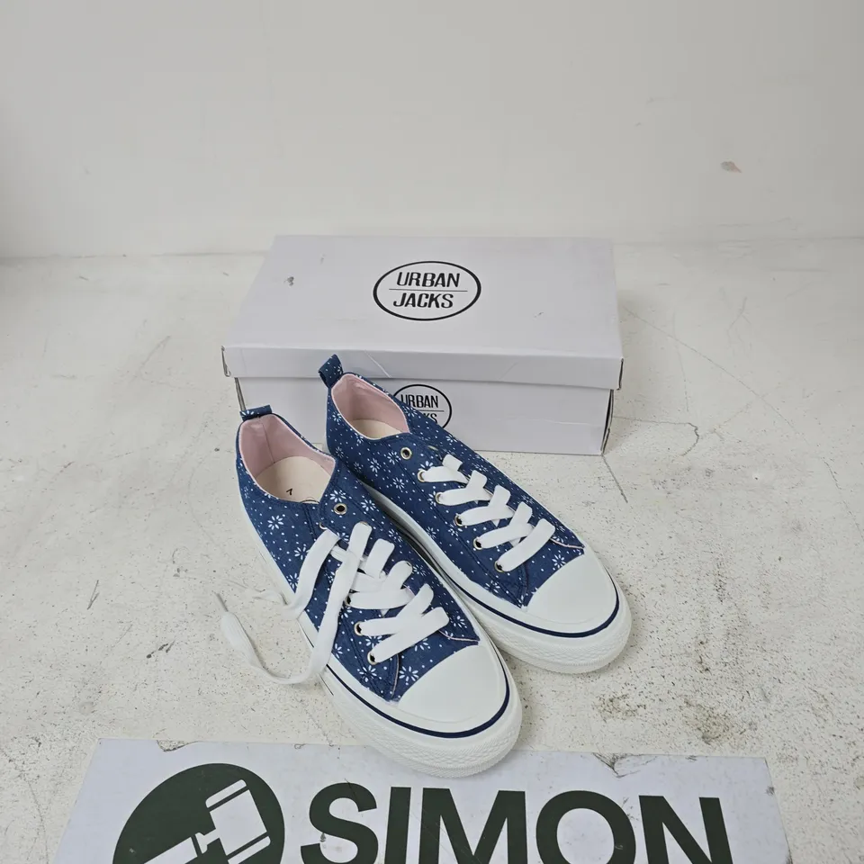 URBAN JACKS DAISIE DENIM/WHITE TRAINERS – UK 7