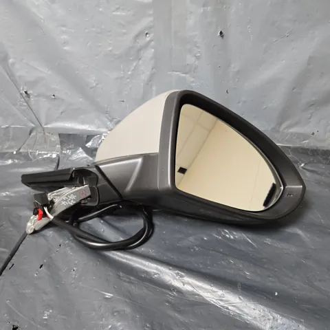 RIGHT SIDE WING MIRROR (0411789)