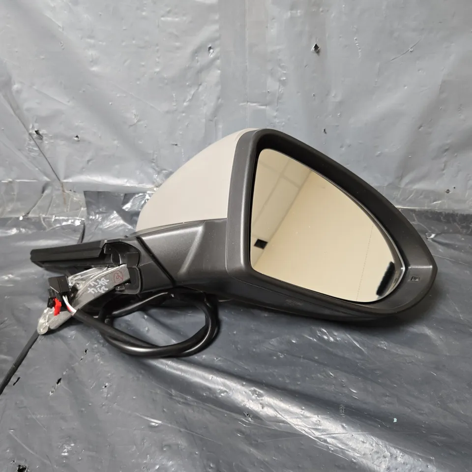 RIGHT SIDE WING MIRROR (0411789)