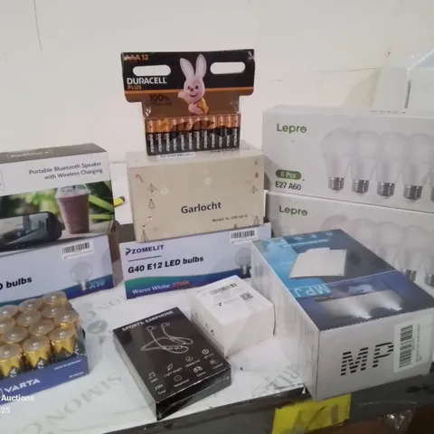 BOX CONTAINING LARGE AMOUNT OF BOXED ELECTRICAL ITEMS TO INCLUDE: LIGHT BULBS, BATTERIES, PHONE CHARGERS, EARPHONES ETC.