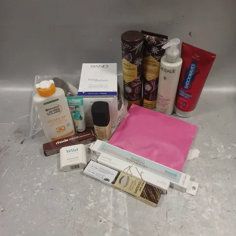 APPROXIMATELY 20 ASSORTED COSMETIC ITEMS TO INCLUDE - CAUDALIE VINOCLEAN CLEANSING ALMOND MILK - NARS FOUNDATION IN LIGHT 3.5 SALZBURG SHEER GLOW - ESTRID RAZER - ETC