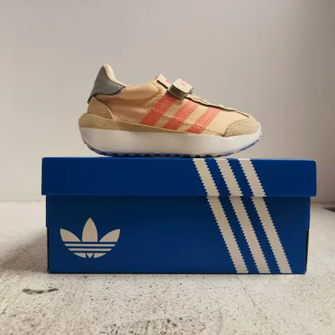 BOXED PAIR OF ADIDAS COUNTRY XLG CF EL INFANT TRAINERS IN CREAM/SALMON SIZE UK 6K