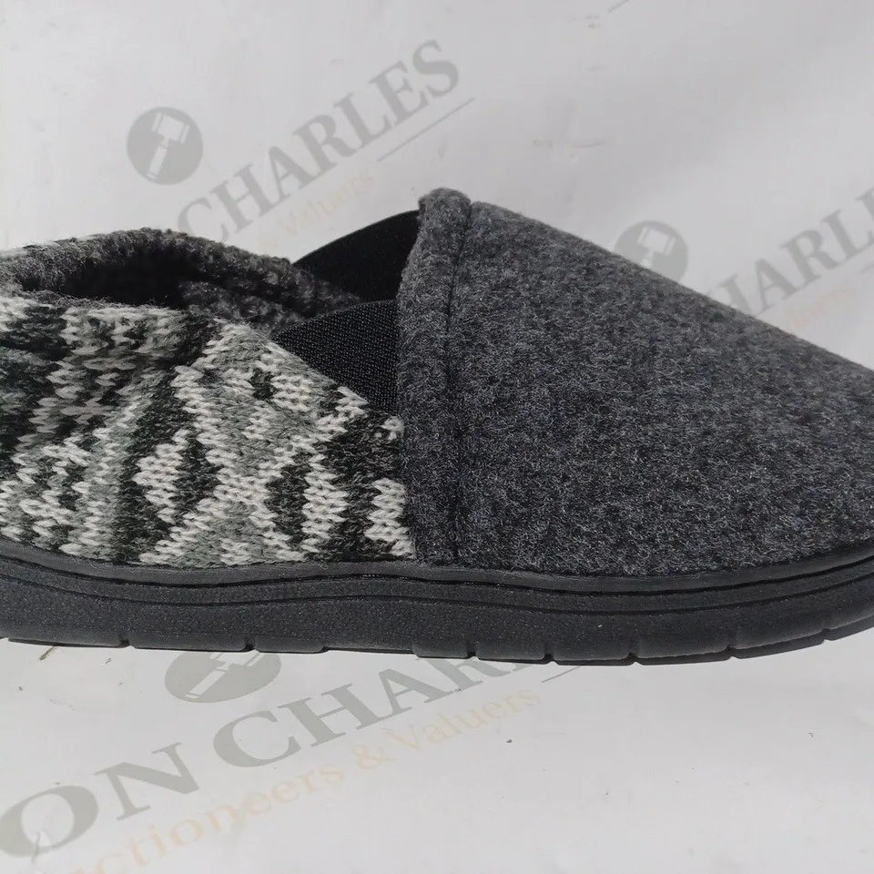 PAIR OF MUK LUKS MENS SLIPPERS IN GREY SIZE 12