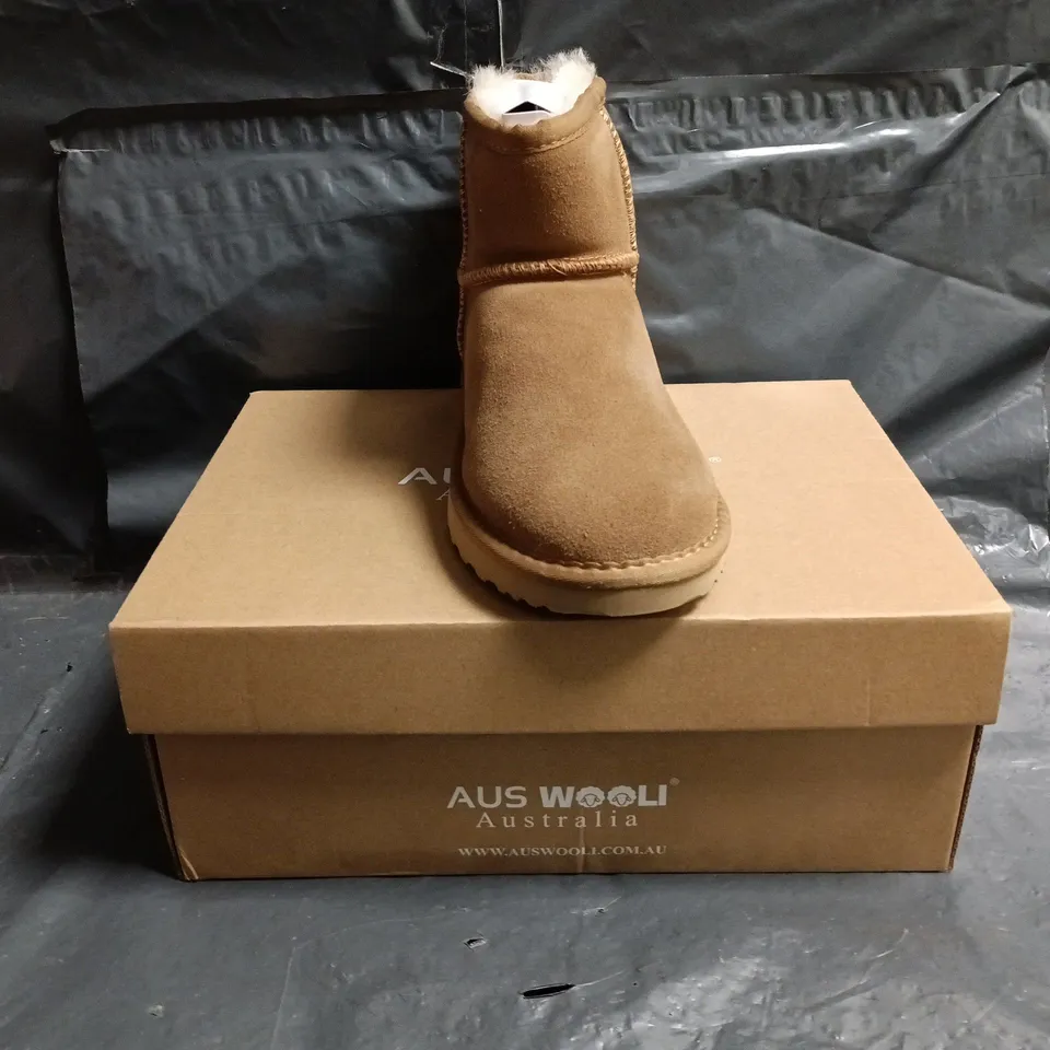 BOXED PAIR OF AUS WOOLI BONDI SHOES IN CHESTNUT SIZE UK 4
