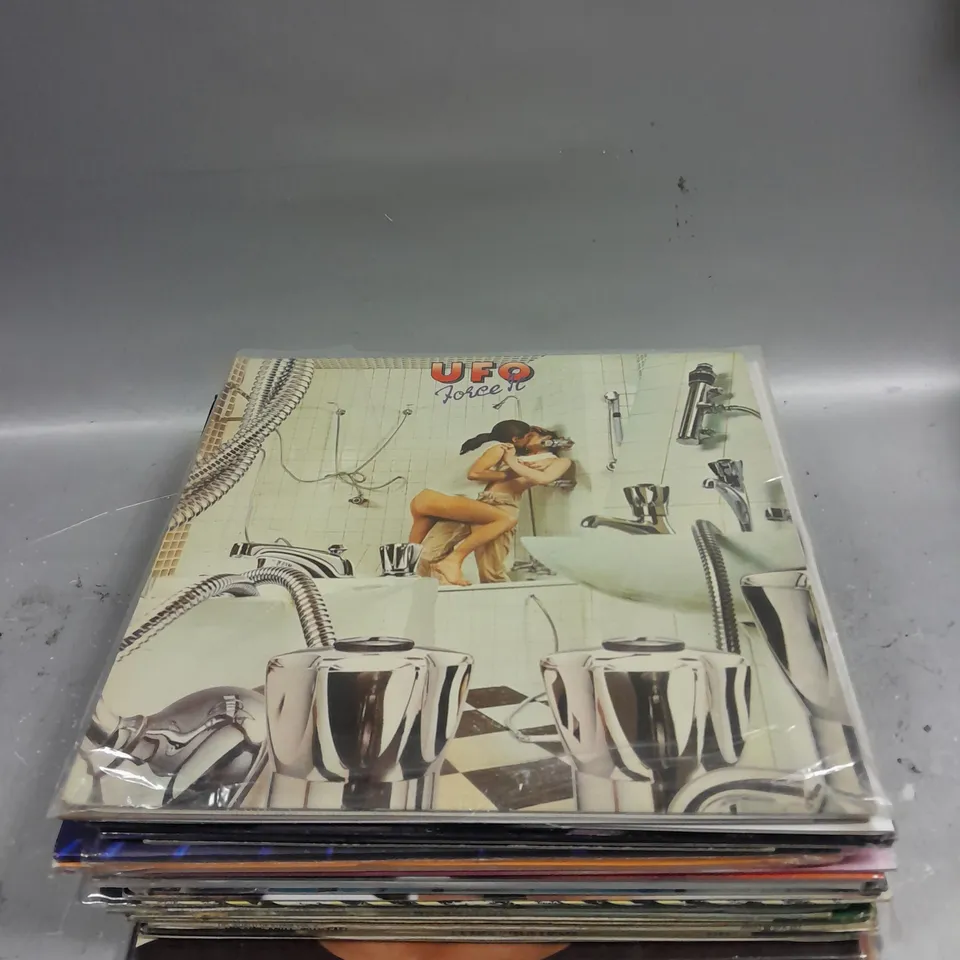 APPROXIMATELY 20 ASSORTED VINYLS TO INCLUDE QUEEN, FLEETWOOD MAC, BANANARAMA ETC 