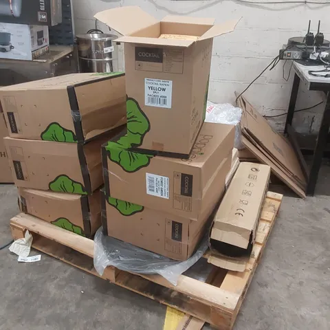 PALLET CONTAINING A LARGE QUANTITY OF CATERING SUPPLIES INCLUDING: POPPIES COCKTAIL NAPKINS, CONTAINER LIDS ECT