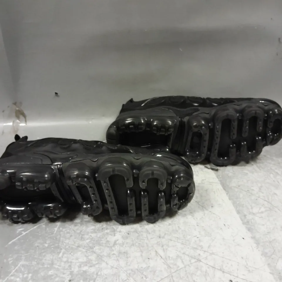 UNBOXED PAIR OF NIKE AIR VAPOR MAX PLUS ALL BLACK UK 8.5