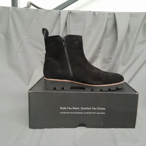 BOXED PAIR OF VIONIC CHARM BRIGHTON CHELSEA BOOTS IN BLACK SIZE 6