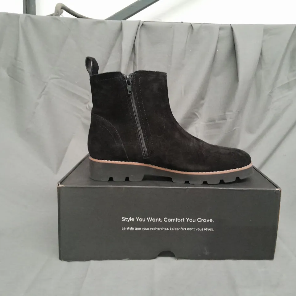 BOXED PAIR OF VIONIC CHARM BRIGHTON CHELSEA BOOTS IN BLACK SIZE 6
