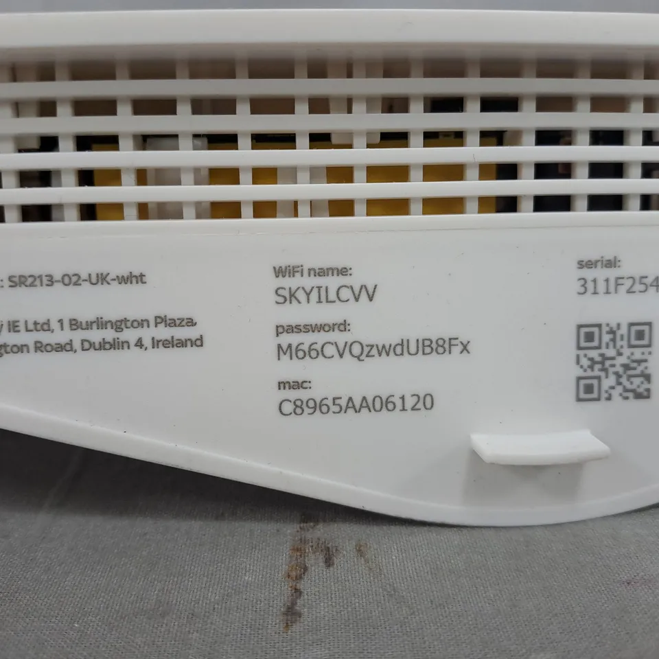 SKY SR213-02 UK WHITE WIFI ROUTER
