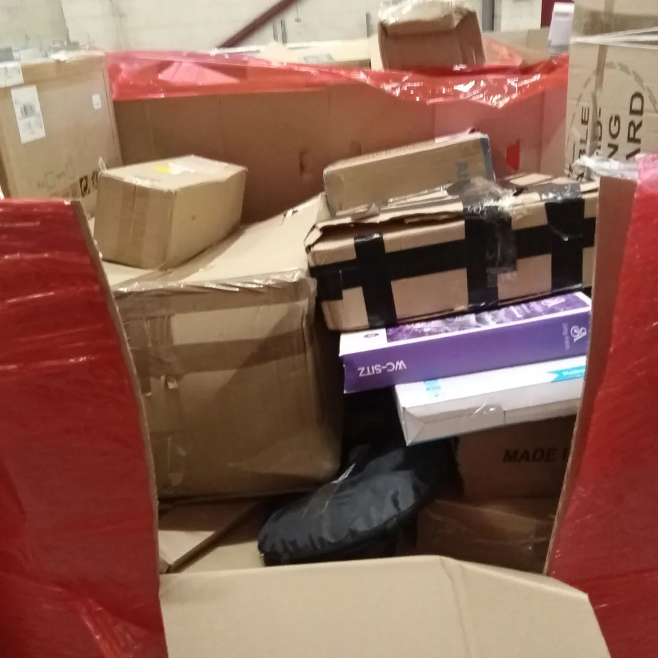 PALLET OF ASSORTED HOUSEHOLD GOODS AND PRODUCTS TO INCLUDE; TOILET SEATS, FULL-LENGTH MIRROR, CEILING FAN WITH LIGHT ETC