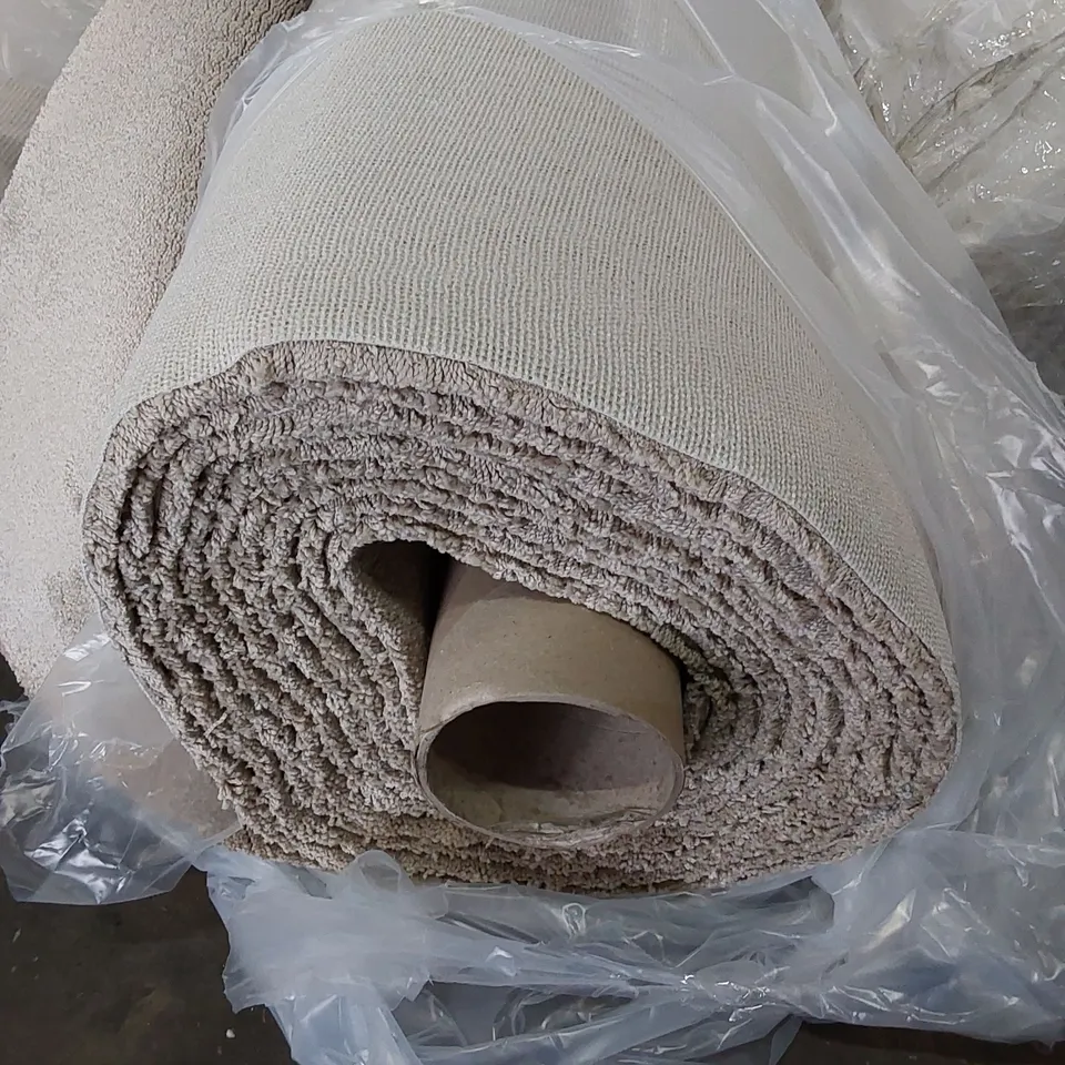 ROLL OF QUALITY HEARTLAND KEMPSEY CARPET // SIZE: APPROXIMATELY 9.2 X 5m