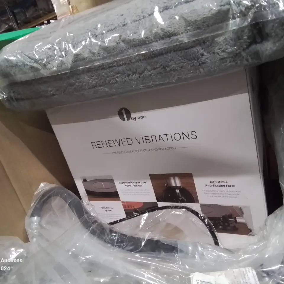 PALLET CONTAINING VARIOUS ASSORTED ITEMS TO INCLUDE: SEVERAL BOXED BLINDS, VINYL TURNTABLE, PET BED AND LOTS MORE UNMARKED BOXED ITEMS 
