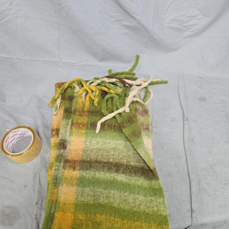 BOX OF APPROXIMATELY 12 ASSORTED ITEMS TO INCLUDE: COCO COIR PLANT PROTECTOR AND GREEN SCARF 