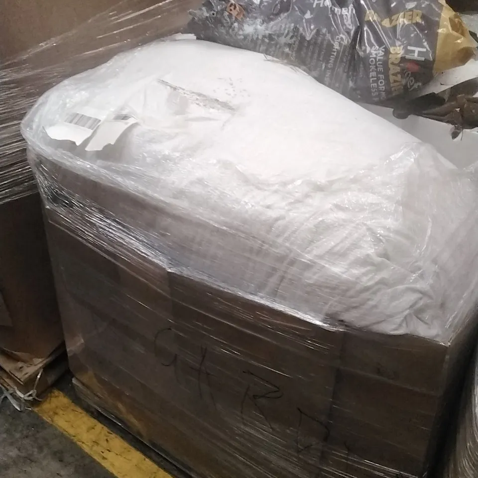 PALLET CONTAINING A LARGE QUANTITY OF GARDEN, HORTICULTURE TO INCLUDE PERLITE, HAY ETC