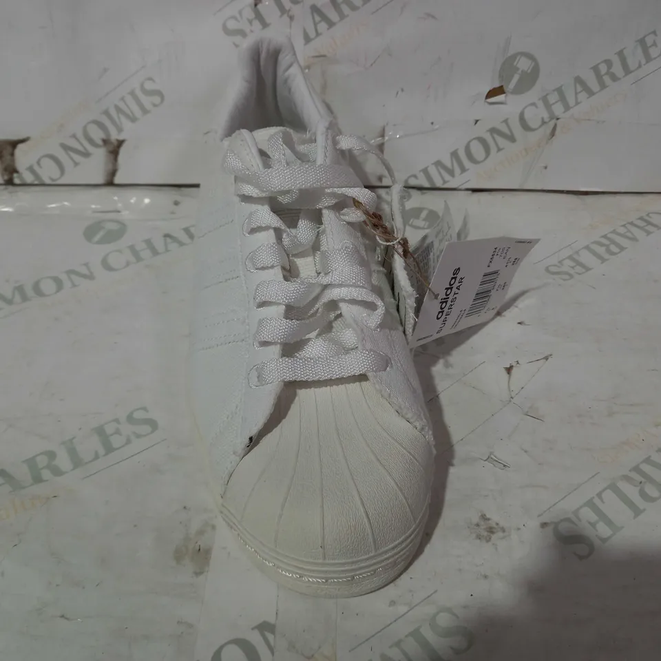 BOXED PAIR OF ADIDAS SUPERSTAR SHOES IN WHITE UK SIZE 7.5