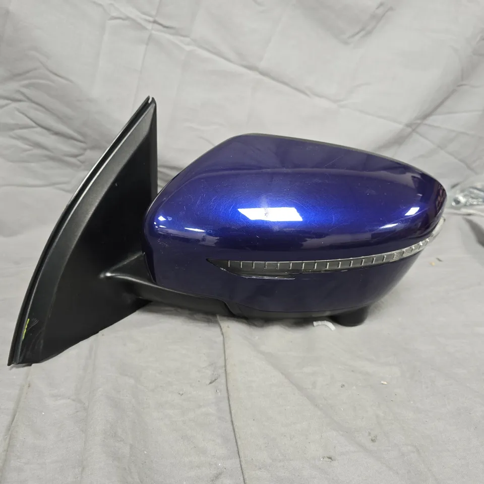 BLUE CAR WING MIRROR WITH INTEGRATED LED INDICATOR – MOUNTING BASE 