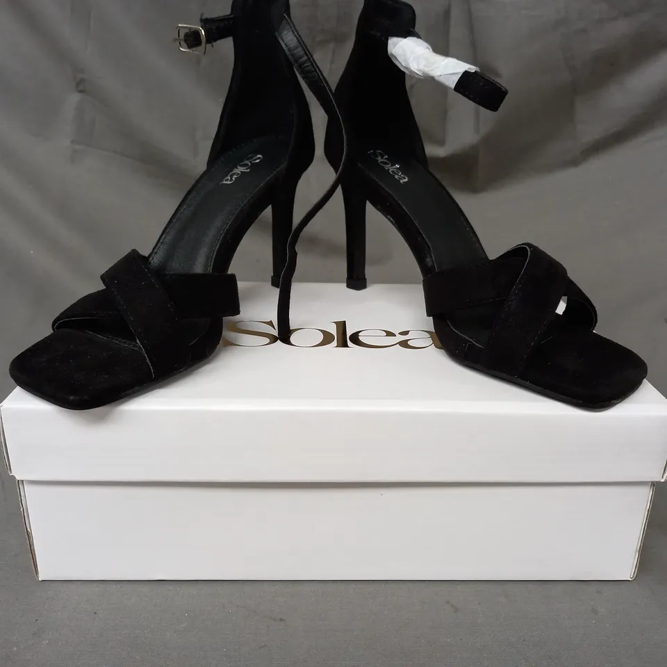 BOXED PAIR OF SOLEA LOLA SUEDETTE OPEN TOE HEELED SANDALS IN BLACK EU SIZE 36