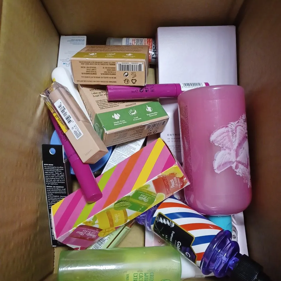 BOX OF APPROXIMATELY 15 ASSORTED COSMETIC ITEMS TO INCLUDE FROSTED CANDY BATH GEL, GIVE ME LIP SCRUB, SUPERSIZE MASCARA ETC