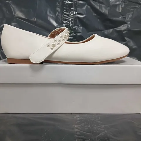 BOXED PAIR OF UNBRANDED SHOES IN WHITE W. PEARL EFFECT DETAIL SIZE EU 39