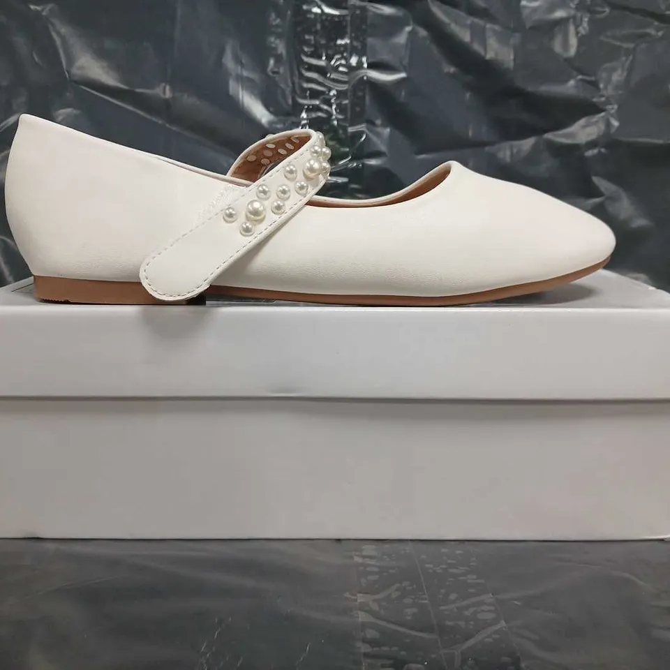 BOXED PAIR OF UNBRANDED SHOES IN WHITE W. PEARL EFFECT DETAIL SIZE EU 39