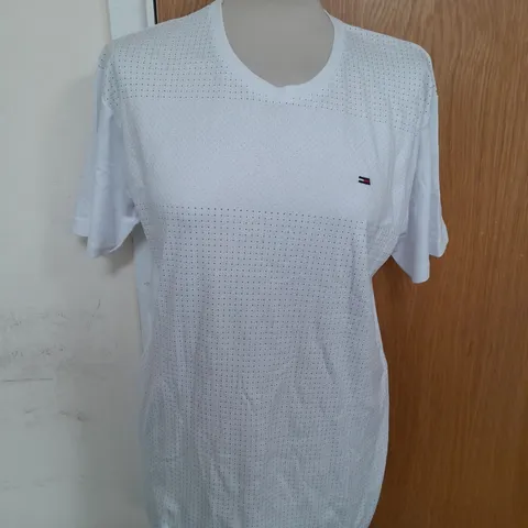 TOMMY HILFIGER SOFT THSIRT IN WHITE DOT PATTERN SIZE L 