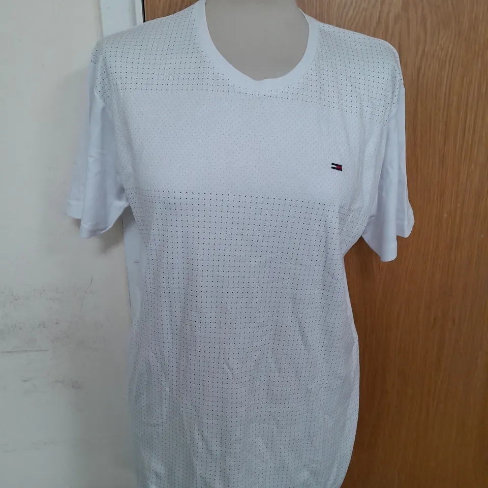TOMMY HILFIGER SOFT THSIRT IN WHITE DOT PATTERN SIZE L 